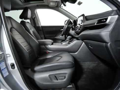 Used 2020 Toyota Highlander XLE AWD/4WD image 11