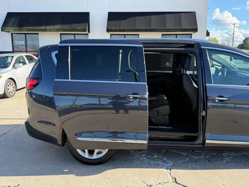 Used 2020 Chrysler Pacifica Touring-L FWD image 25