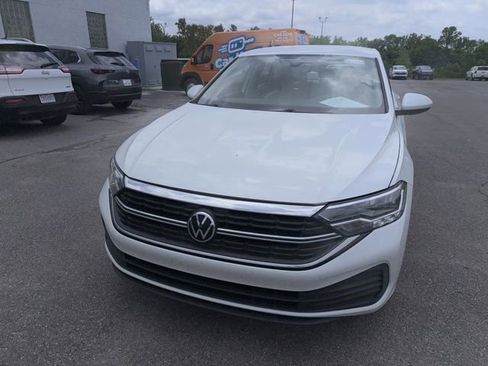 Used 2022 Volkswagen Jetta SE FWD image 3