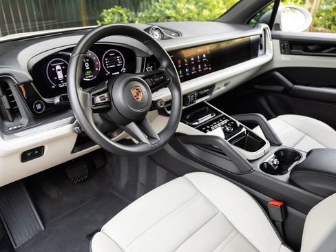 Certified 2025 Porsche Cayenne E-Hybrid AWD/4WD image 3