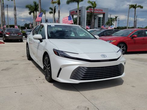 Used 2025 Toyota Camry XLE FWD image 2