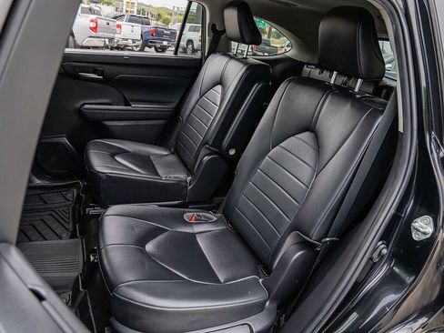 Used 2023 Toyota Highlander XLE image 17