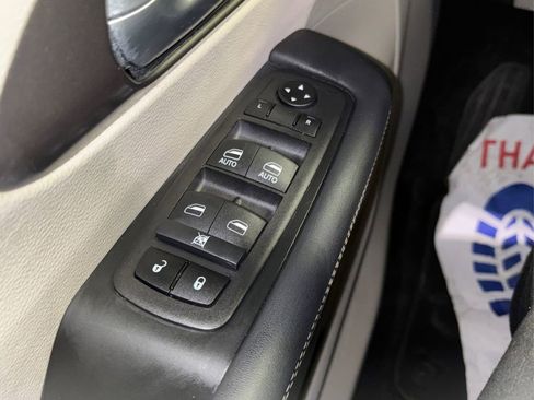 Used 2024 Chrysler Pacifica Touring-L image 34