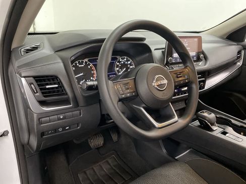 Used 2024 Nissan Rogue SV image 2