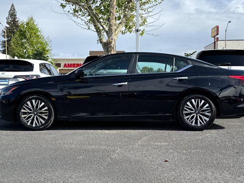 Used 2024 Nissan Altima 2.5 SV FWD image 2