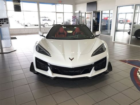 Used 2025 Chevrolet Corvette Z06 image 2