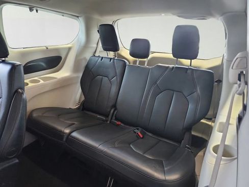 Used 2017 Chrysler Pacifica Touring-L FWD image 22