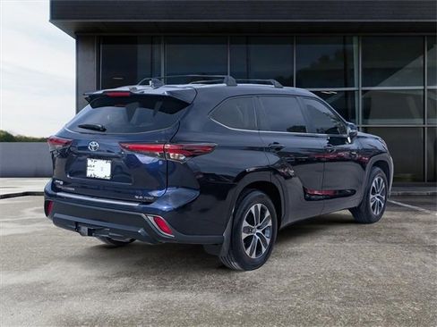 Used 2024 Toyota Highlander XLE image 7