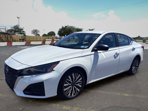 Used 2025 Nissan Altima 2.5 SV FWD image 5