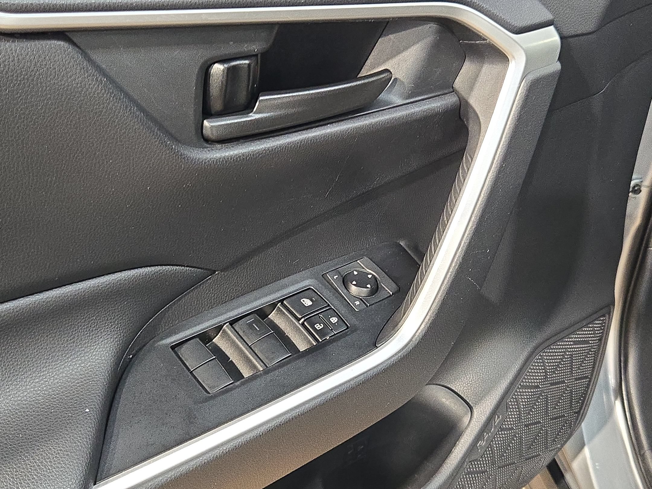 Used 2020 Toyota RAV4 LE FWD image 21