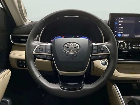 Used 2024 Toyota Highlander Limited AWD/4WD image 10