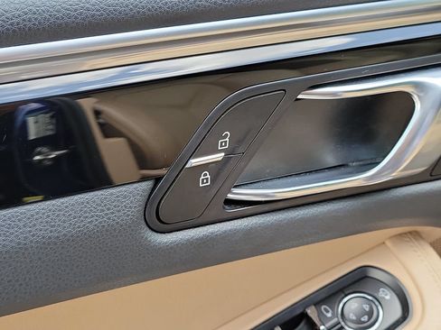 Certified 2023 Porsche Macan AWD/4WD image 25