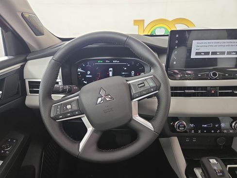 New 2025 Mitsubishi Outlander SE image 14