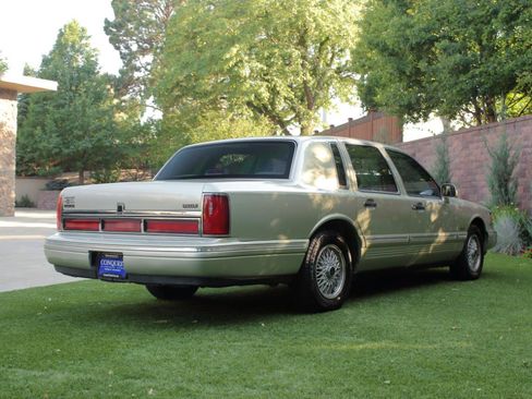 Used 1997 Lincoln Town Car Signature RWD image 24