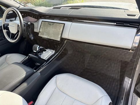 Used 2025 Land Rover Range Rover Sport Dynamic SE image 12