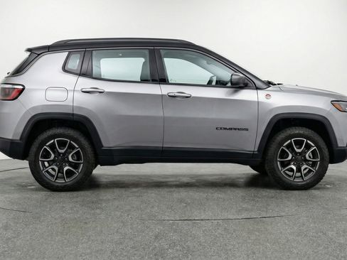 Used 2025 Jeep Compass Trailhawk image 11
