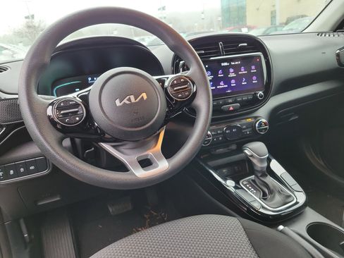 Used 2023 Kia Soul S image 2