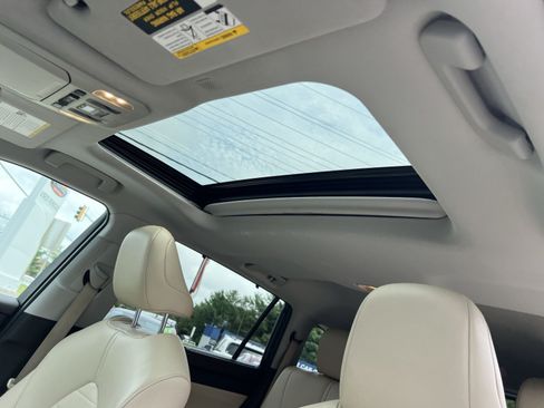 Used 2022 Toyota Highlander XLE AWD/4WD image 23