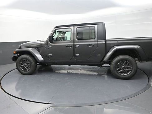 New 2025 Jeep Gladiator Sport image 4