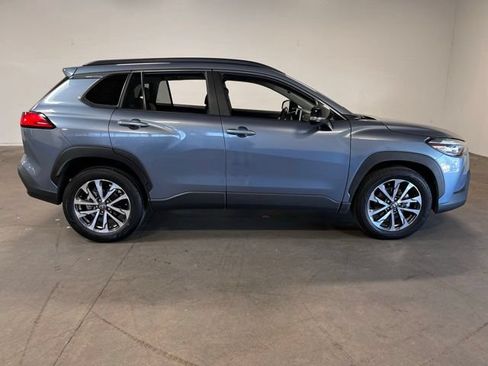 Used 2025 Toyota Corolla Cross XLE FWD image 2
