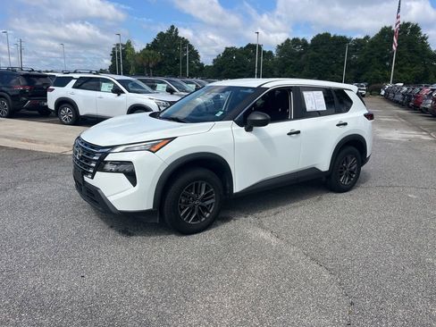 Used 2024 Nissan Rogue S FWD image 3