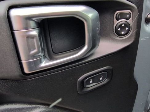 Used 2025 Jeep Wrangler Willys image 13