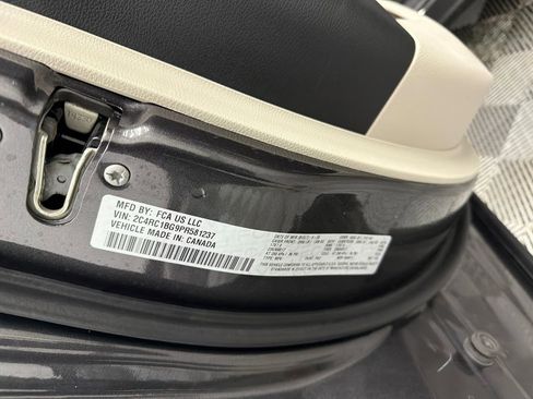 Used 2023 Chrysler Pacifica Touring-L FWD image 33