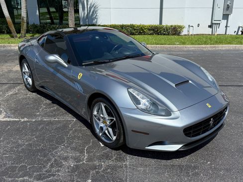 Used 2010 Ferrari California RWD image 6