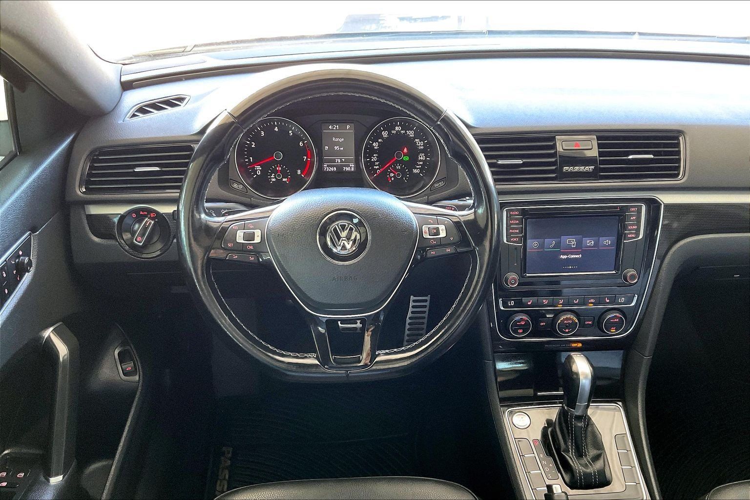 Used 2018 Volkswagen Passat 3.6 FWD image 9