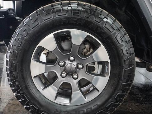 Used 2018 Jeep Wrangler Unlimited Sahara image 4