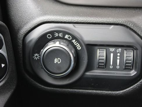 Used 2020 Jeep Wrangler Unlimited Sahara AWD/4WD image 38