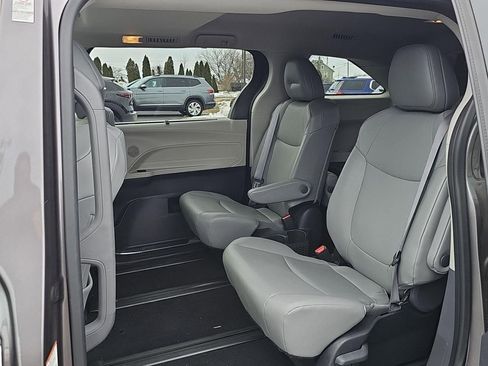 Used 2023 Toyota Sienna XLE image 23