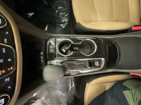 Used 2023 Chevrolet Equinox Premier FWD image 21