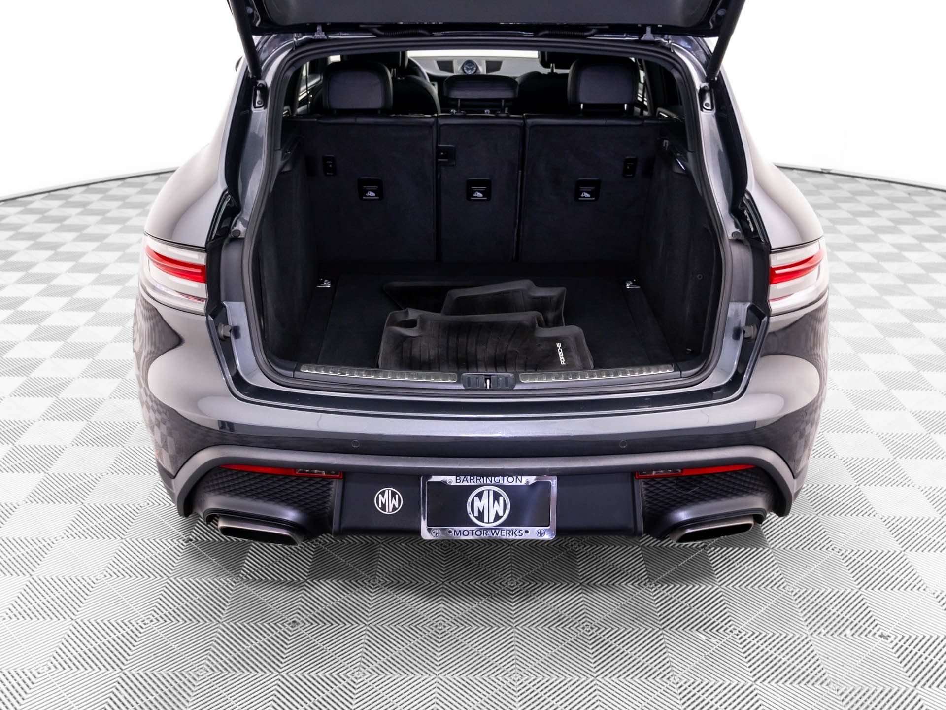 Used 2024 Porsche Macan AWD/4WD image 30