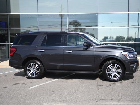 Used 2024 Ford Expedition Limited image 1