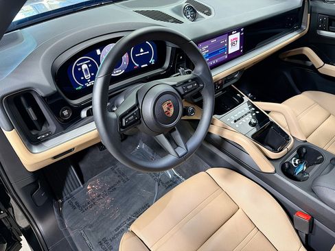 Used 2025 Porsche Cayenne Coupe image 4