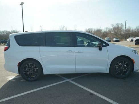 New 2026 Chrysler Pacifica Select image 10