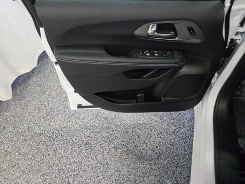 New 2025 Chrysler Pacifica Select image 9