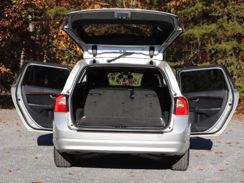 Used 2010 Volvo V70 image 5