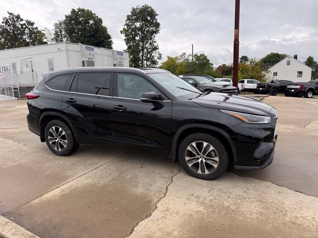 Used 2021 Toyota Highlander XLE AWD/4WD image 5