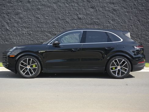 Certified 2025 Porsche Cayenne S AWD/4WD image 2