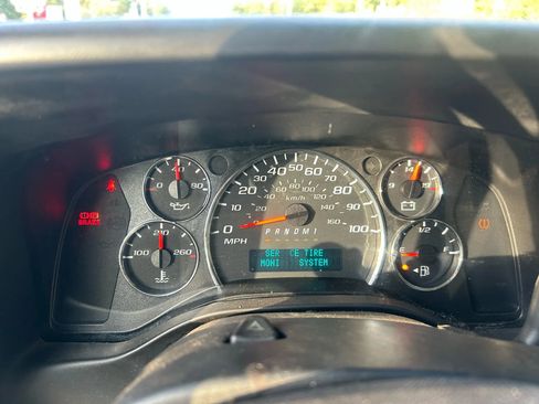 Used 2017 Chevrolet Express 2500 image 21