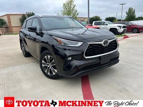 Used 2021 Toyota Highlander XLE AWD/4WD image 1