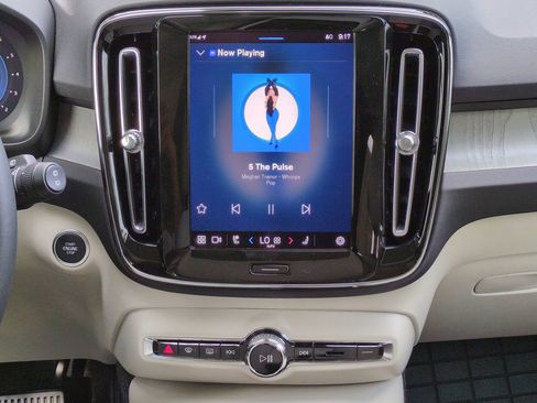 New 2025 Volvo XC40 B5 Plus w/ Protection Package Premier image 16