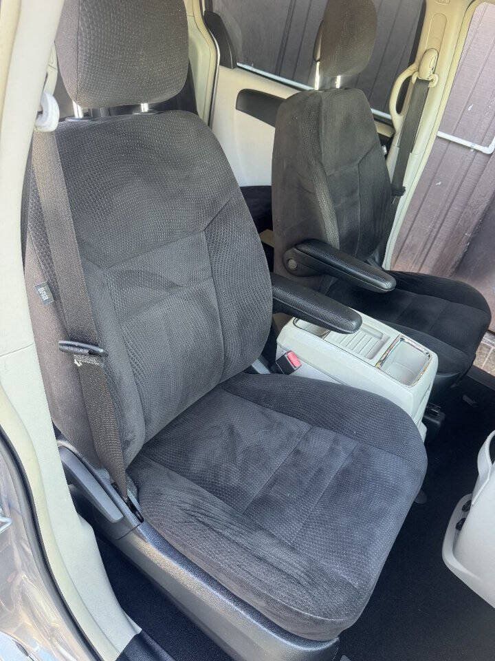 Used 2014 Chrysler Town & Country Touring FWD image 16