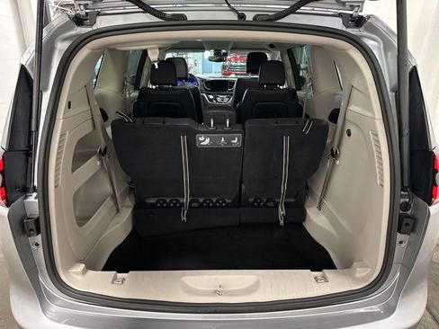 Used 2021 Chrysler Pacifica Touring-L image 30
