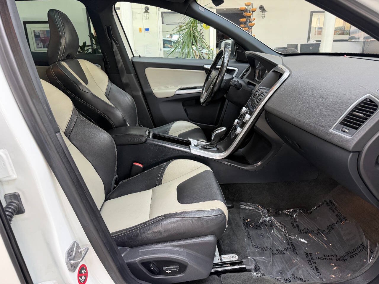 Used 2016 Volvo XC60 T6 AWD/4WD image 17