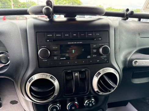 Used 2016 Jeep Wrangler Rubicon w/ Power Convenience Group AWD/4WD image 31