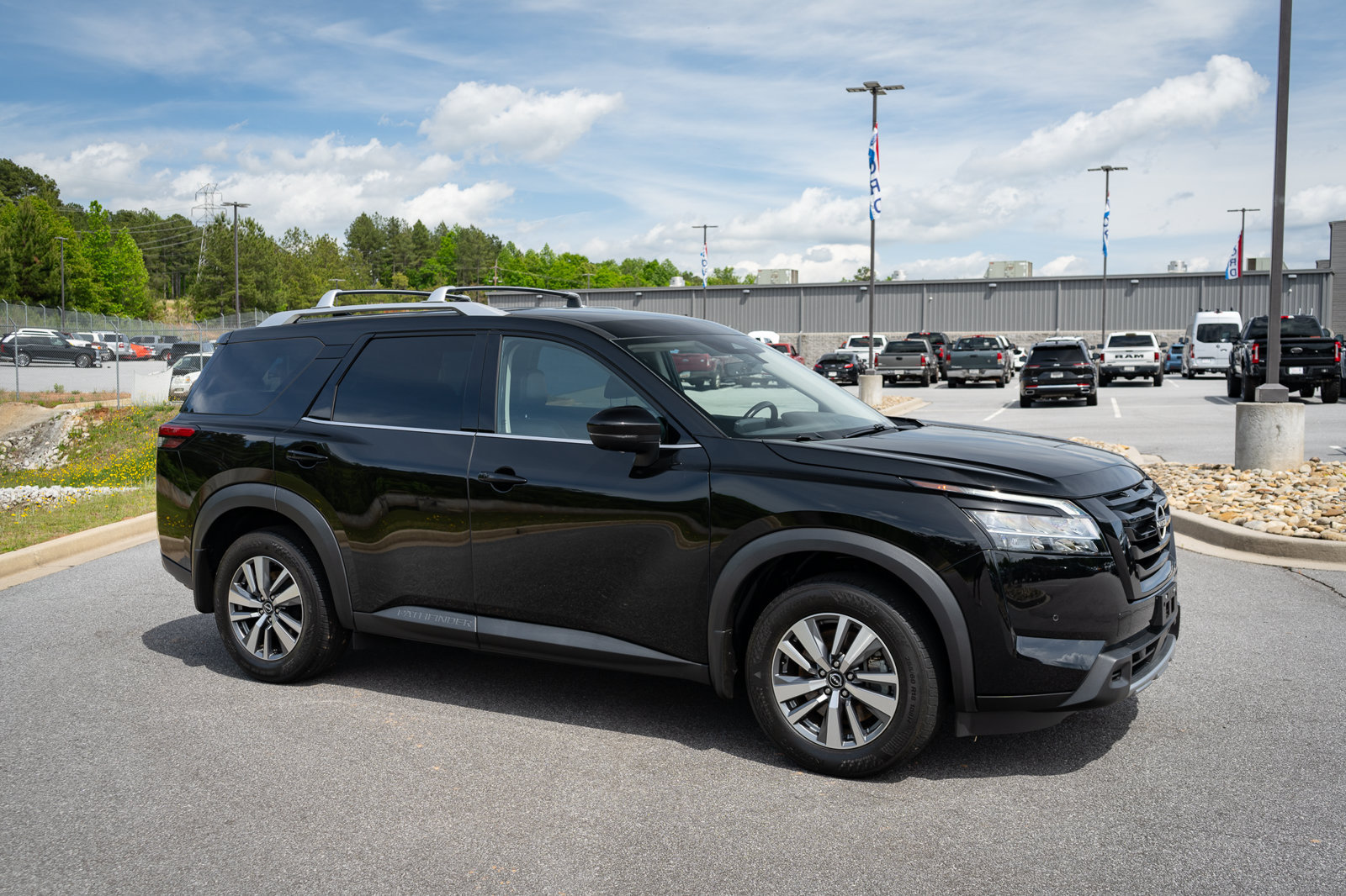 Used 2024 Nissan Pathfinder SL w/ Black Appearance Package FWD image 12