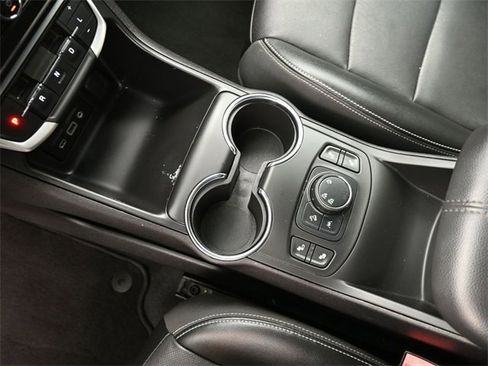 Used 2024 GMC Terrain SLT image 21